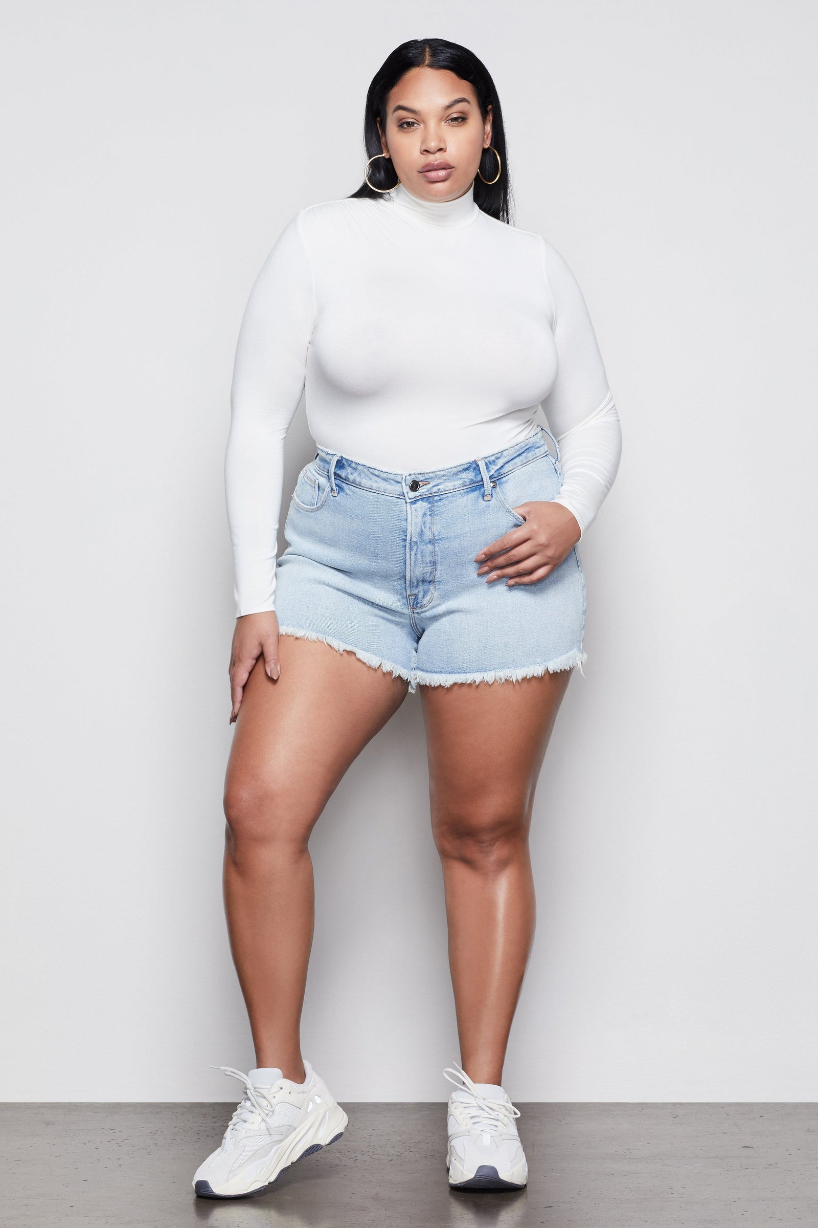 model: Size 16 |