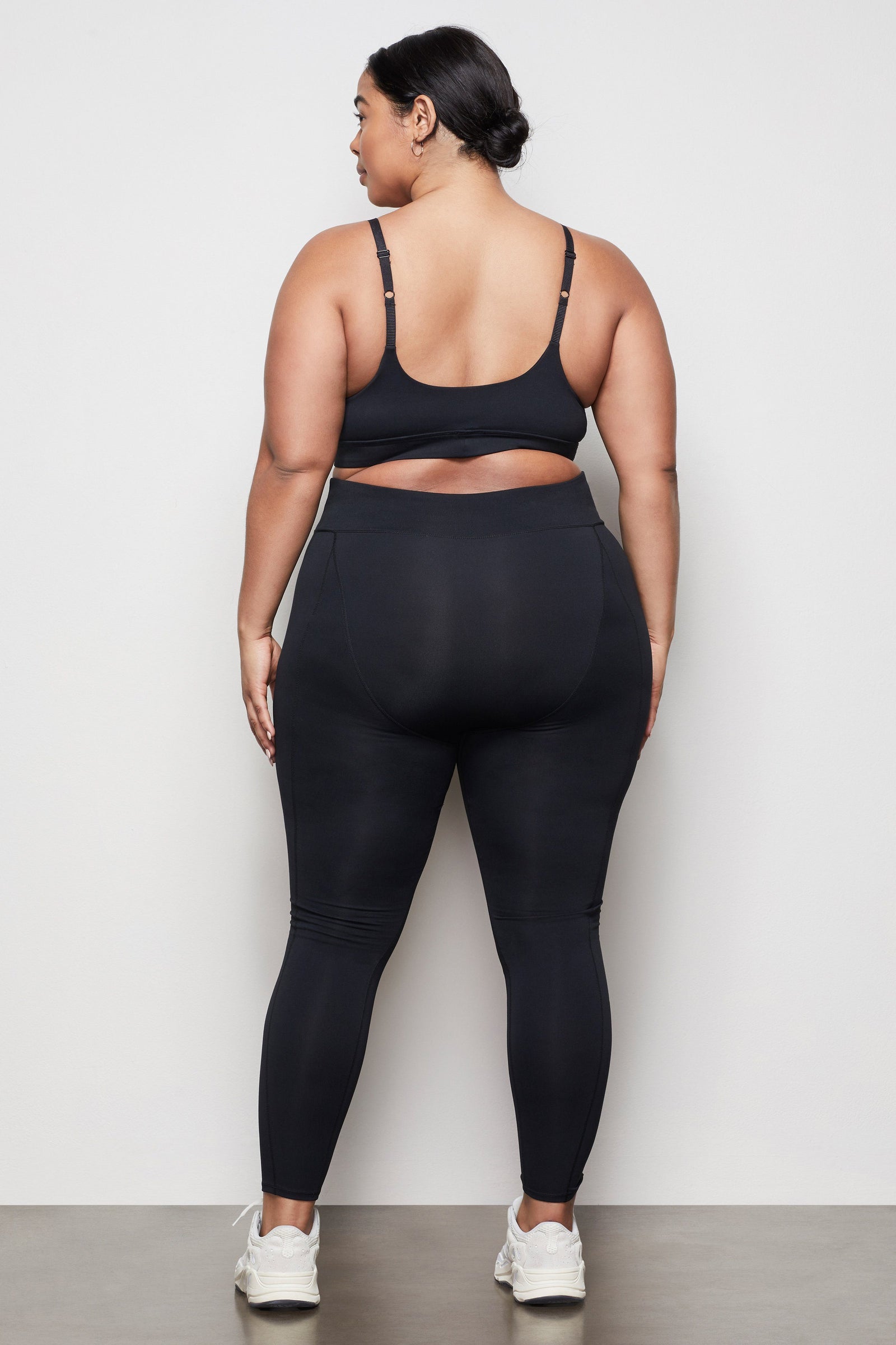 model: Size 16 |