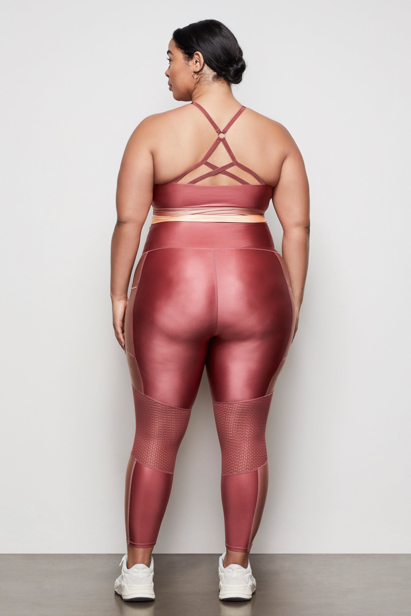 model: Size 16 |
