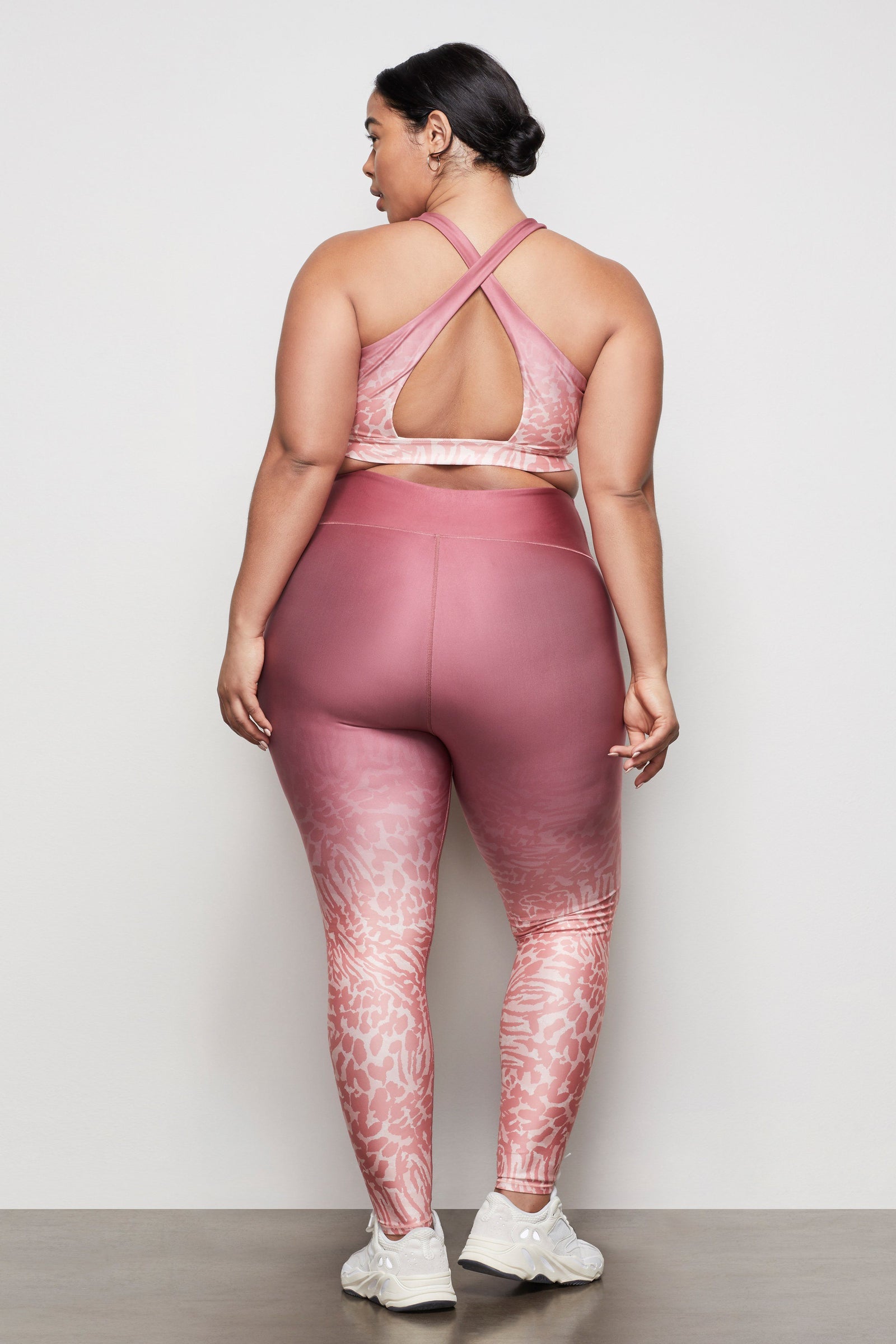 model: Size 16 |