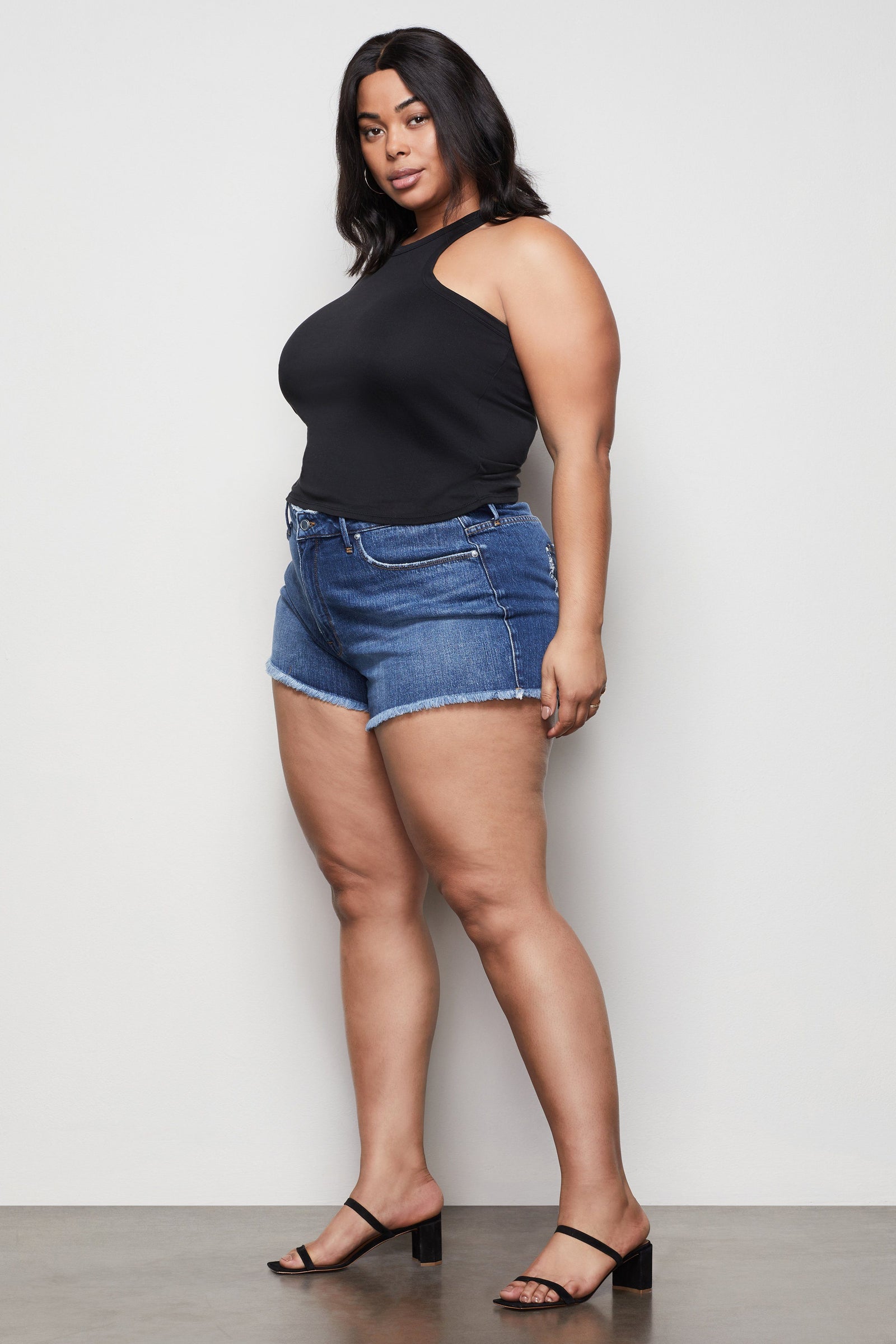 model: Size 16 |